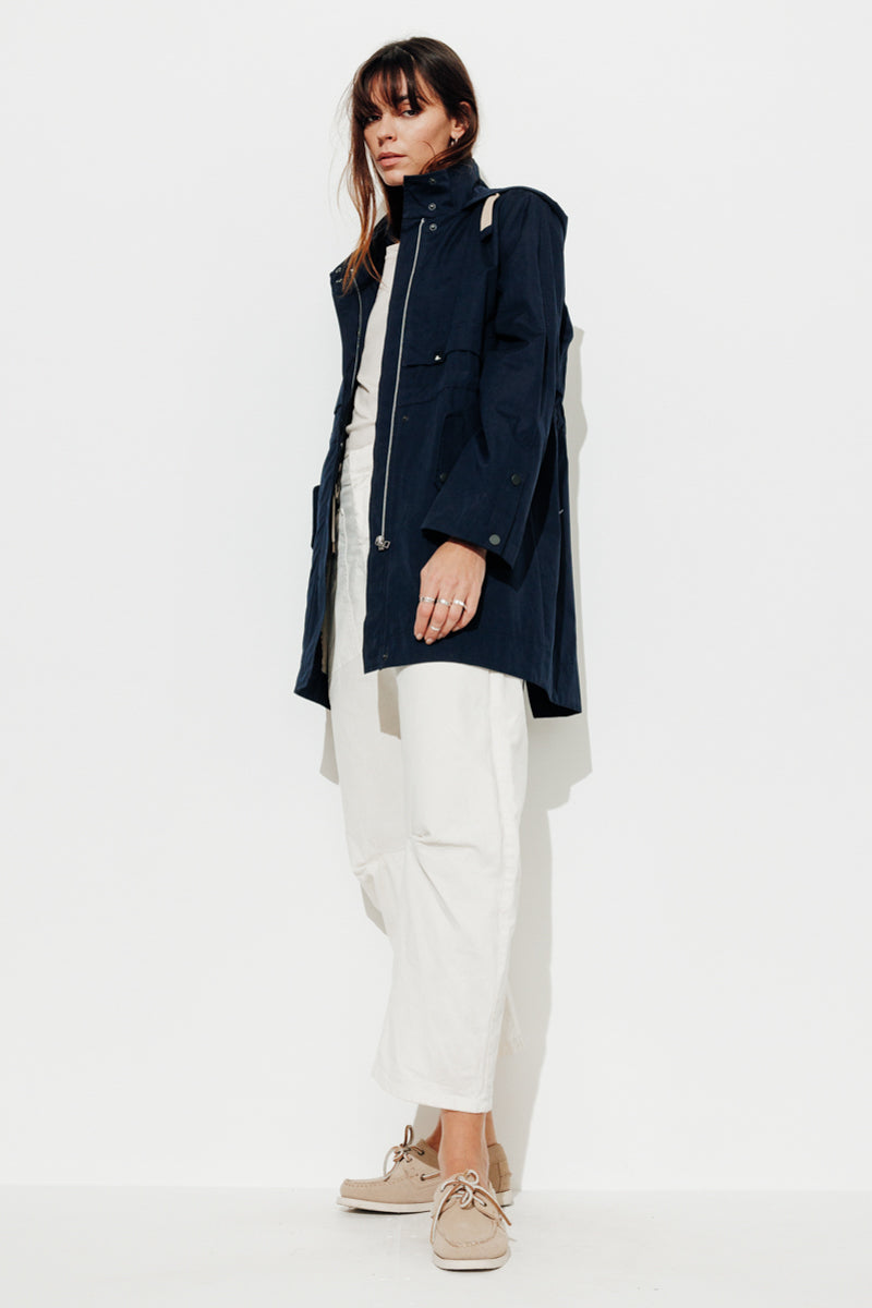 Trench & Coat France Parka droite en gabardine de coton bleu marine Printemps-Été 2025