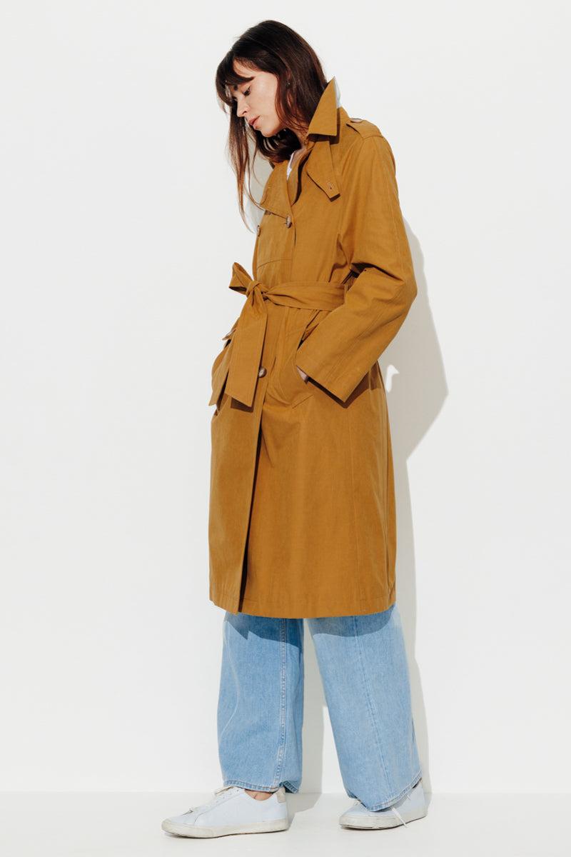 Trench & Coat France Trench Long Ceinturé En Gabardine De Coton Moutarde Printemps-Été 2025