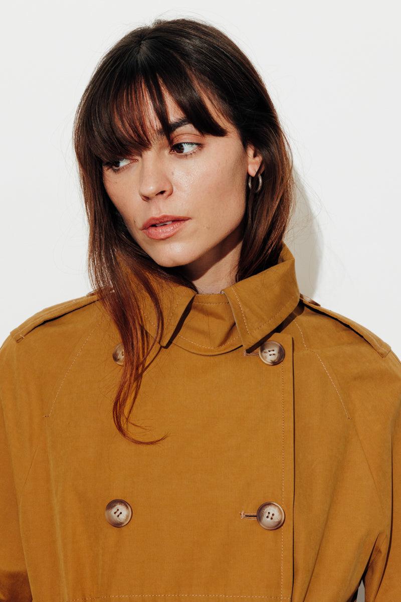 Trench & Coat France Trench Long Ceinturé En Gabardine De Coton Moutarde Printemps-Été 2025