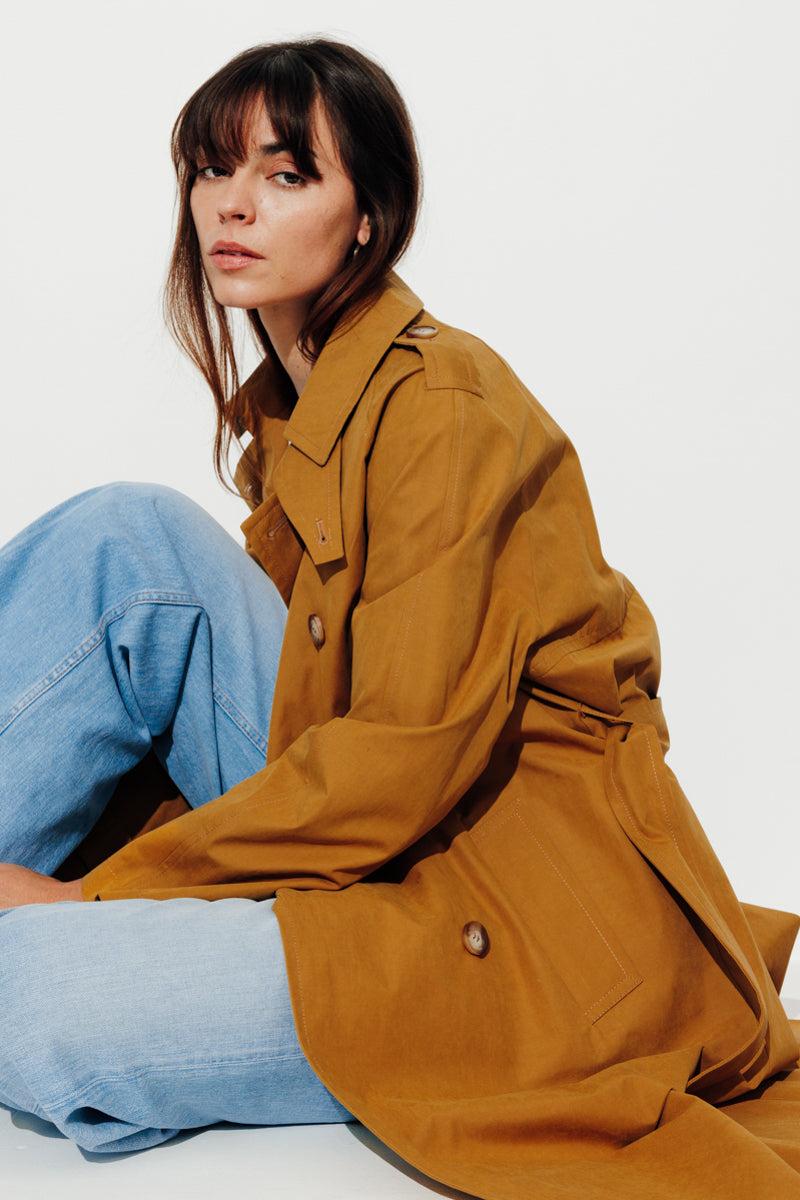 Trench & Coat France Trench long ceinturé en gabardine de coton moutarde Printemps-Été 2025