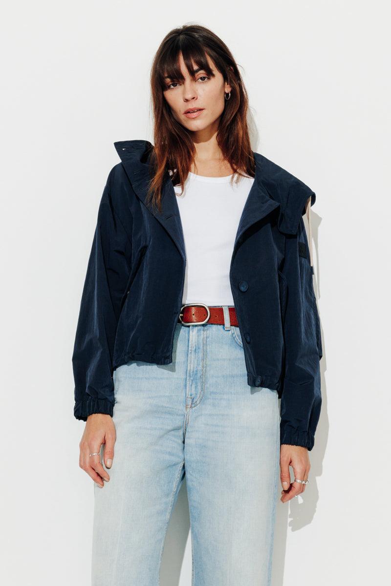 Trench & Coat France Veste Courte En Tissu Satiné Bleu Marine Printemps-Été 2025