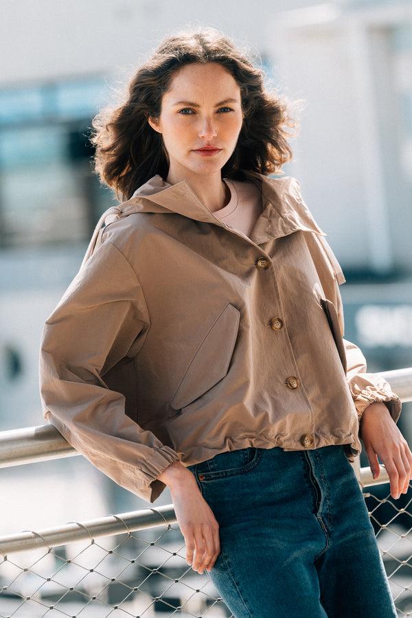 Trench & Coat France Veste courte en tissu satiné camel Printemps-Été 2025