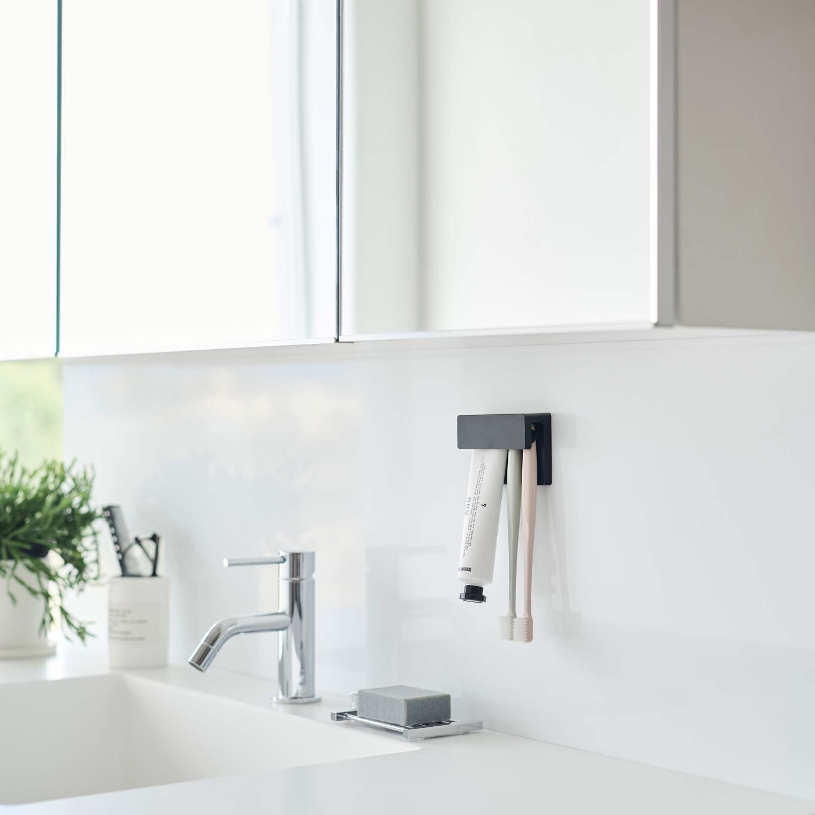 Trendform Breiter Klebehaken-Zahnbürstenhalter TOWER Schwarz