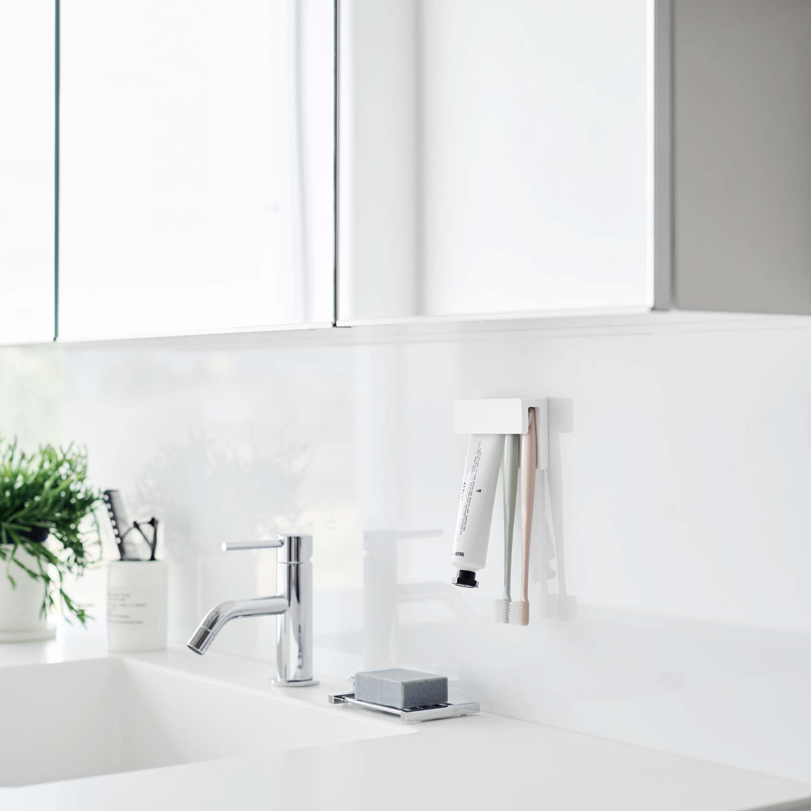 Trendform Breiter Klebehaken-Zahnbürstenhalter TOWER Weiss