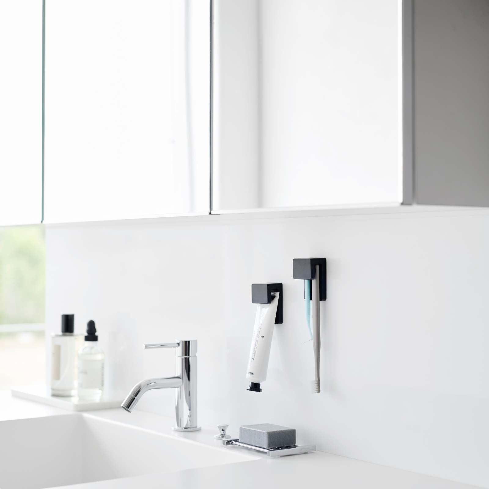 Trendform Klebehaken-Zahnbürsten-/Zahnpasta-Halter TOWER Schwarz