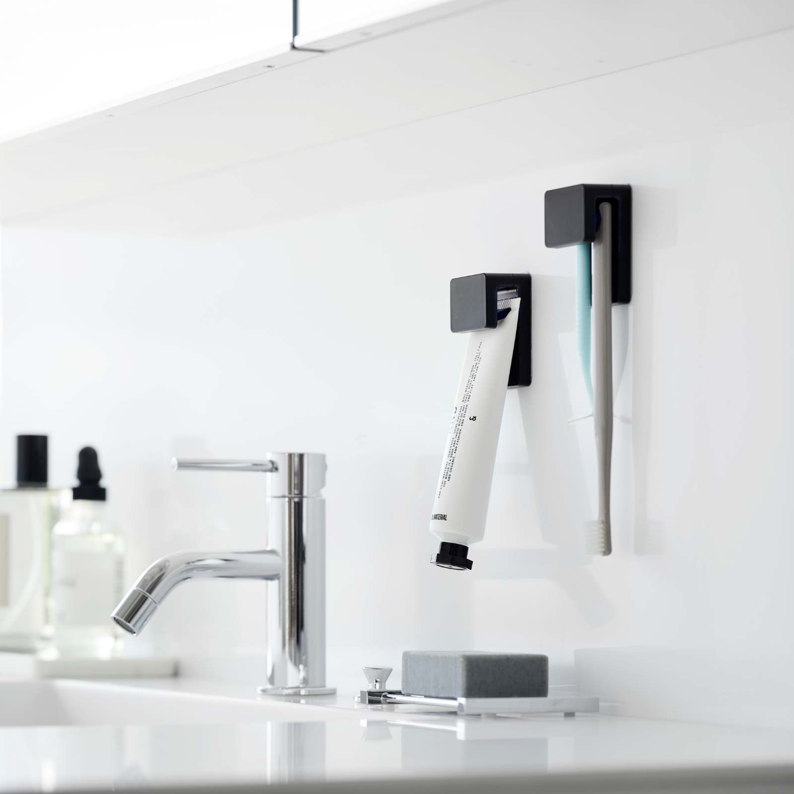 Trendform Klebehaken-Zahnbürsten-/Zahnpasta-Halter TOWER Schwarz