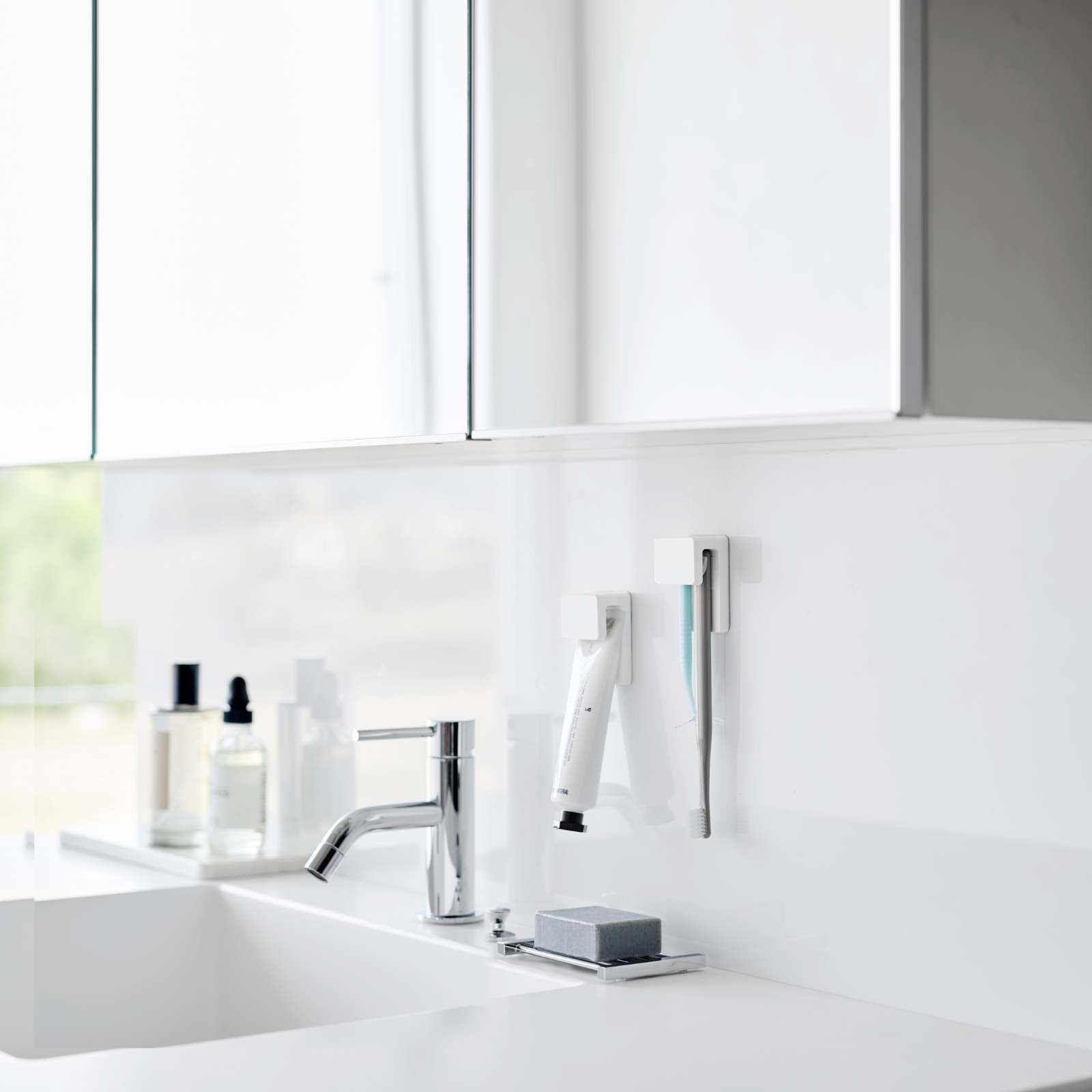 Trendform Klebehaken-Zahnbürsten-/Zahnpasta-Halter TOWER Weiss