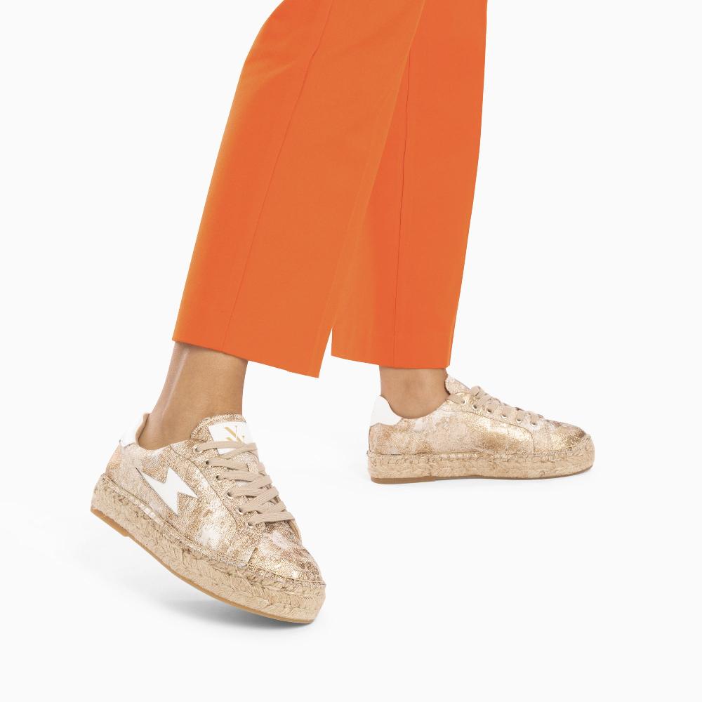 Vanessa Wu Baskets éclair April Or Et Blanc à Semelle Espadrille
