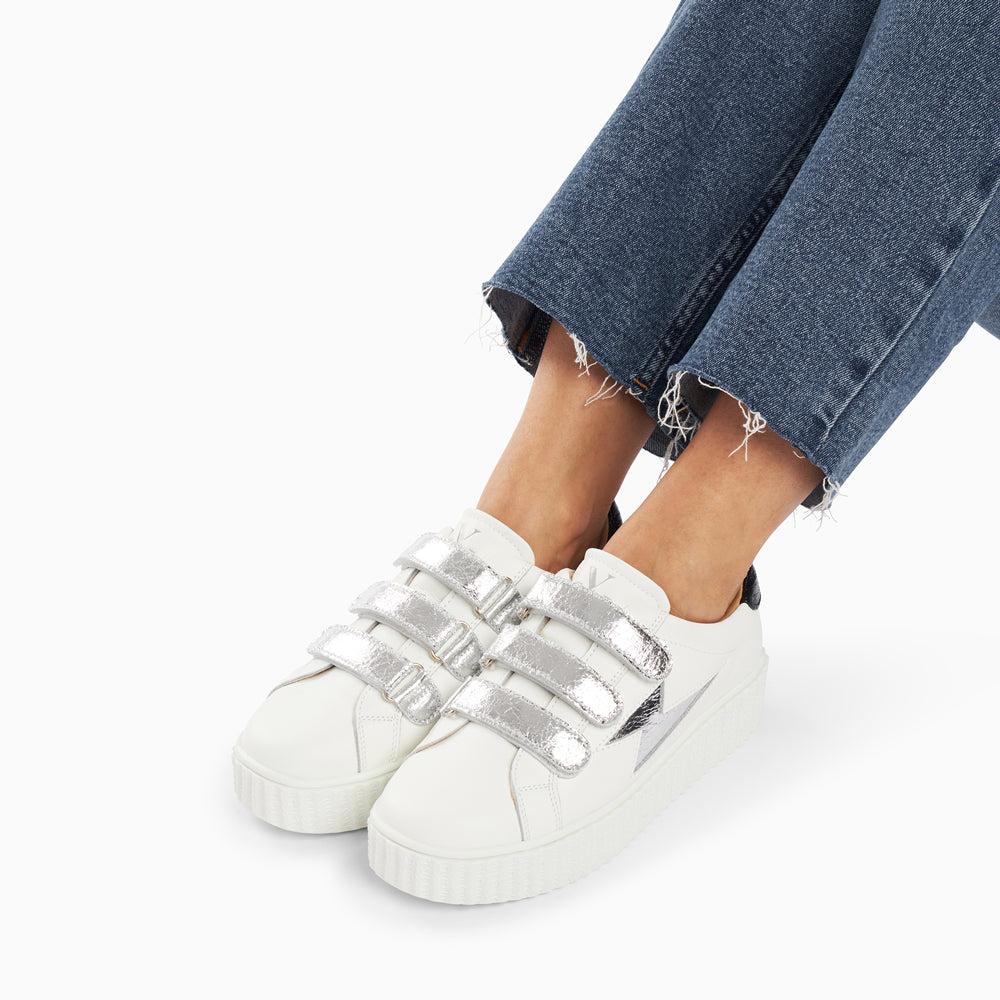 Vanessa Wu Baskets éclair Jane Blanches En Cuir à Scratchs Argent
