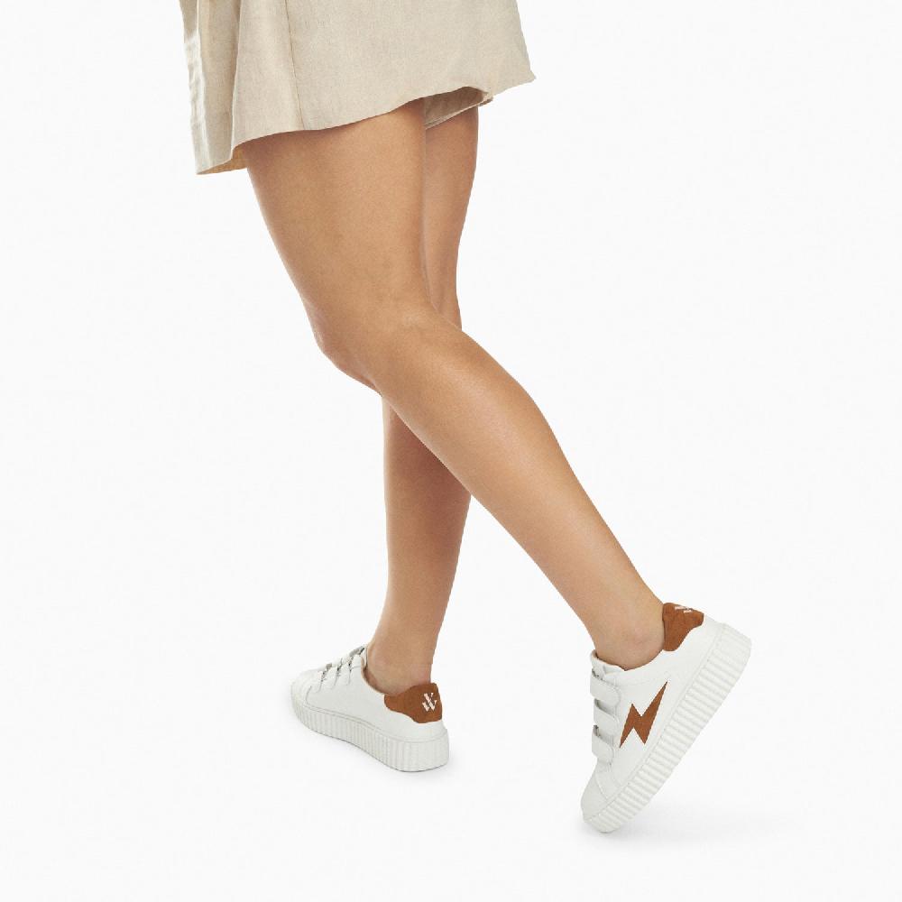 Vanessa Wu Baskets éclair Vicky Blanc Et Camel à Scratchs