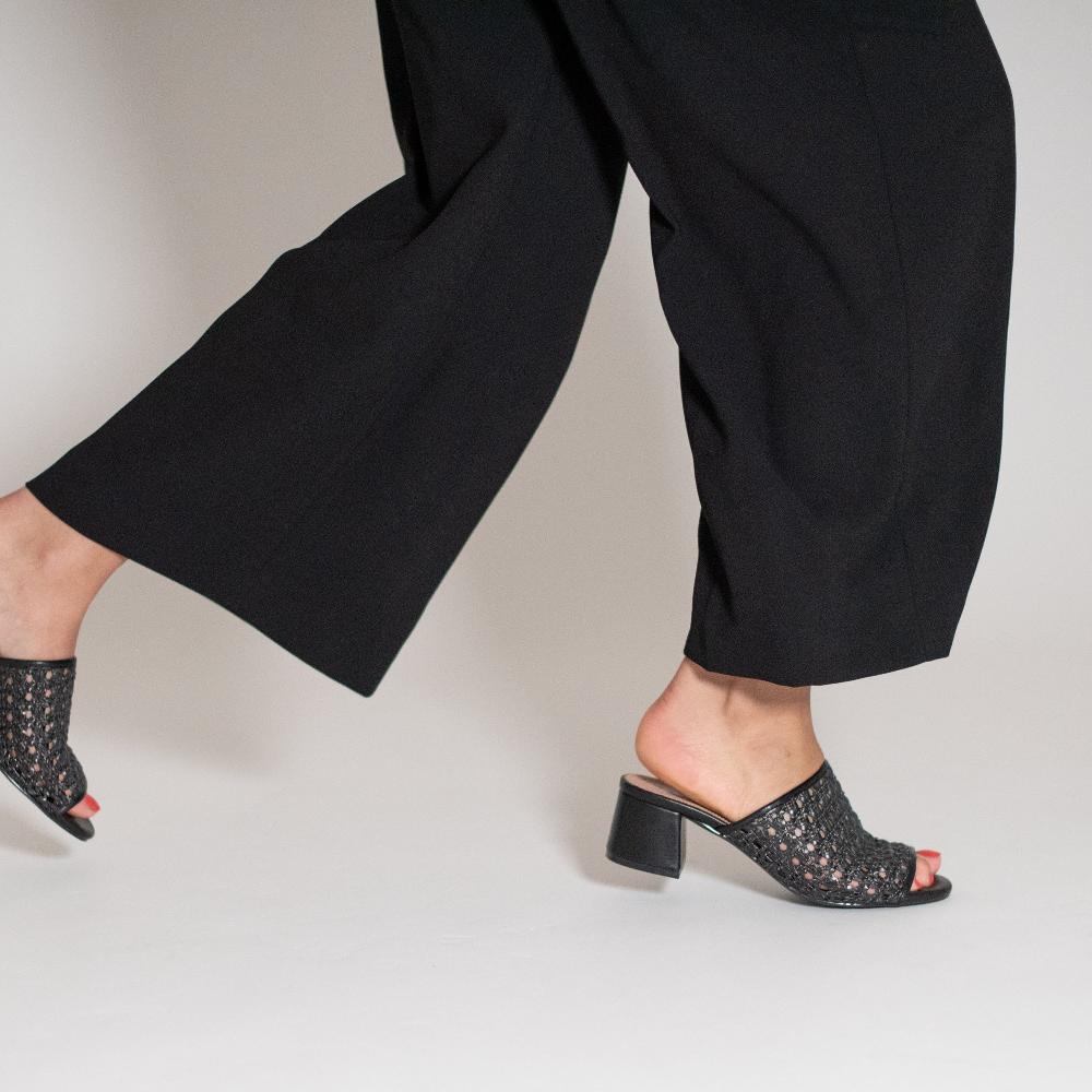 Vanessa Wu Mules à Talon Francesca Noires Façon Cannage