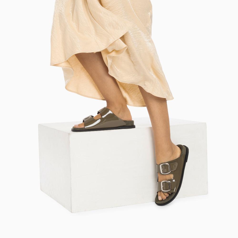 Vanessa Wu Mules Plates Célia Kaki Verni à Boucles Oversize