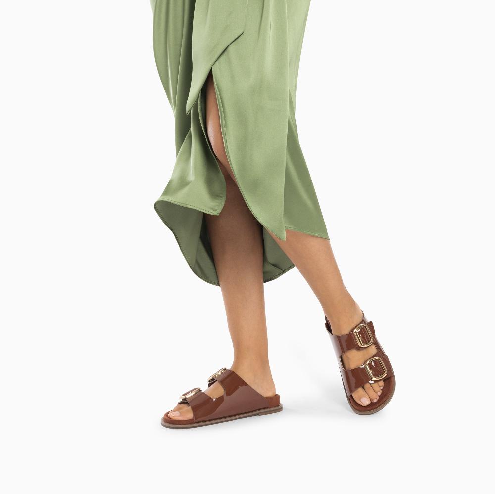 Vanessa Wu Mules Plates Célia Marron Verni à Boucles Oversize