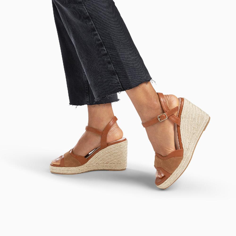 Vanessa Wu Sandales Compensées Luba Camel