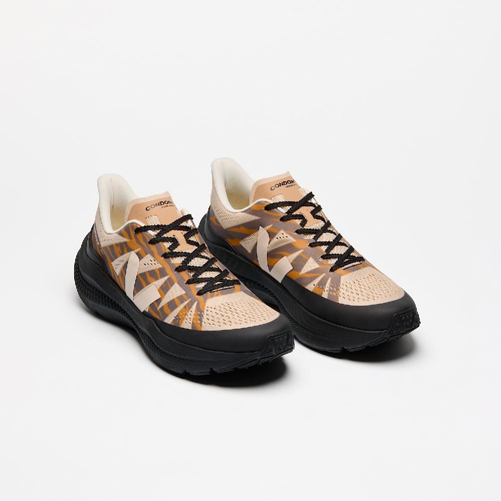 Veja CONDOR 3 ADVANCED VEJA X CESAR VILLALBA AREIA CASHEW OURO