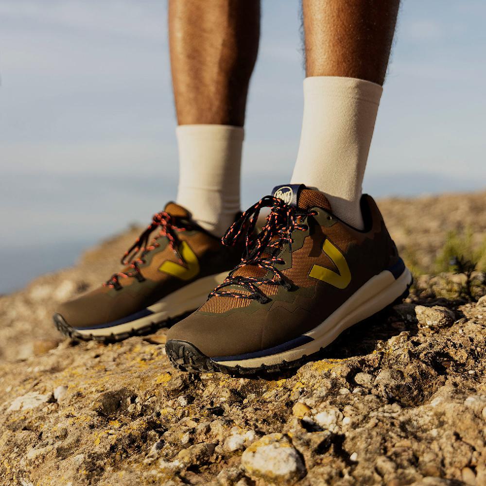 Veja FITZ ROY TREK-SHELL VEJA X BUFF® TERRA LIQUOR