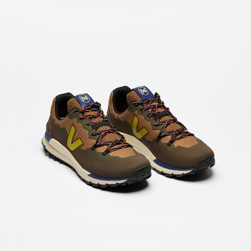 Veja FITZ ROY TREK-SHELL VEJA X BUFF® TERRA LIQUOR