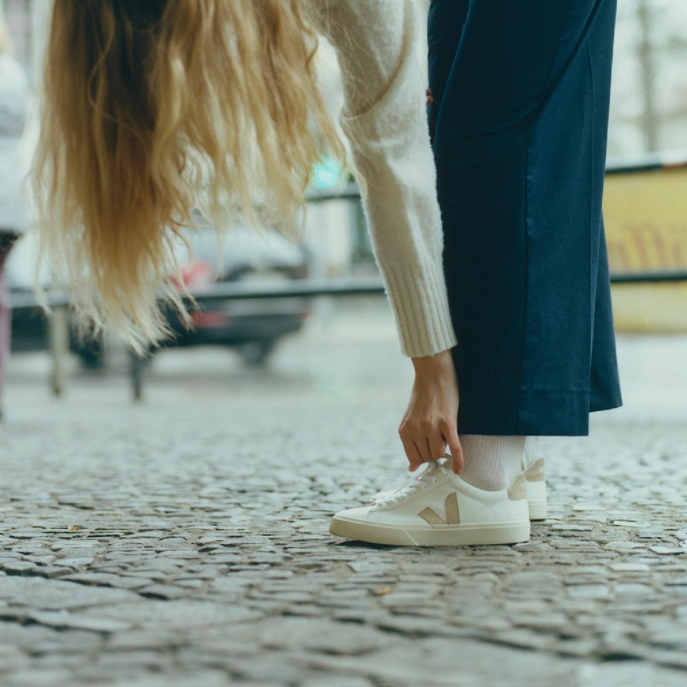 Veja CAMPO LEATHER WHITE ALMOND