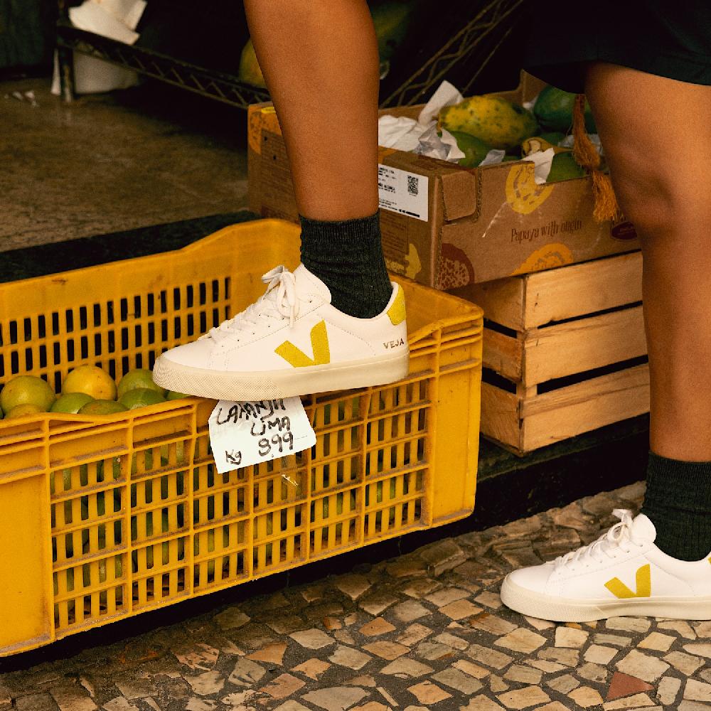 Veja CAMPO LEATHER WHITE LIQUOR