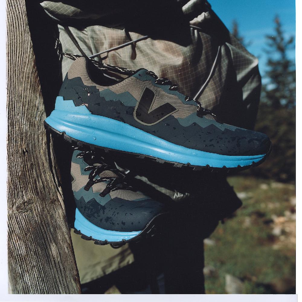 Veja FITZ ROY TREK-SHELL BASALTE BLACK CELESTE