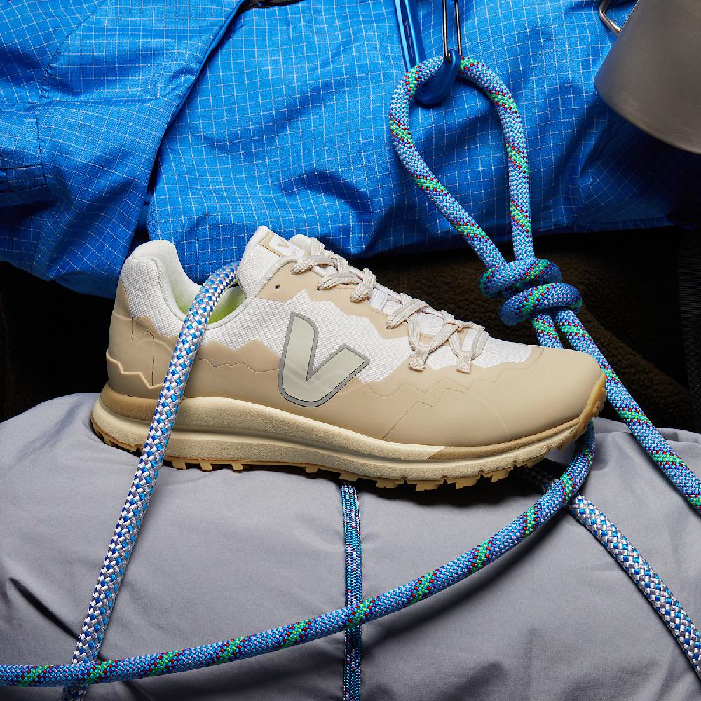 Veja FITZ ROY TREK-SHELL GRAVEL PIERRE ALMOND