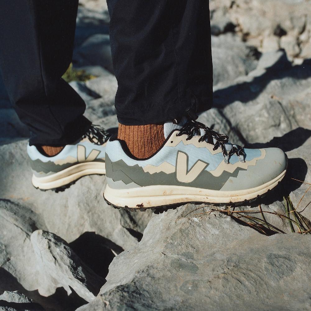 Veja FITZ ROY TREK-SHELL SHARK ALMOND