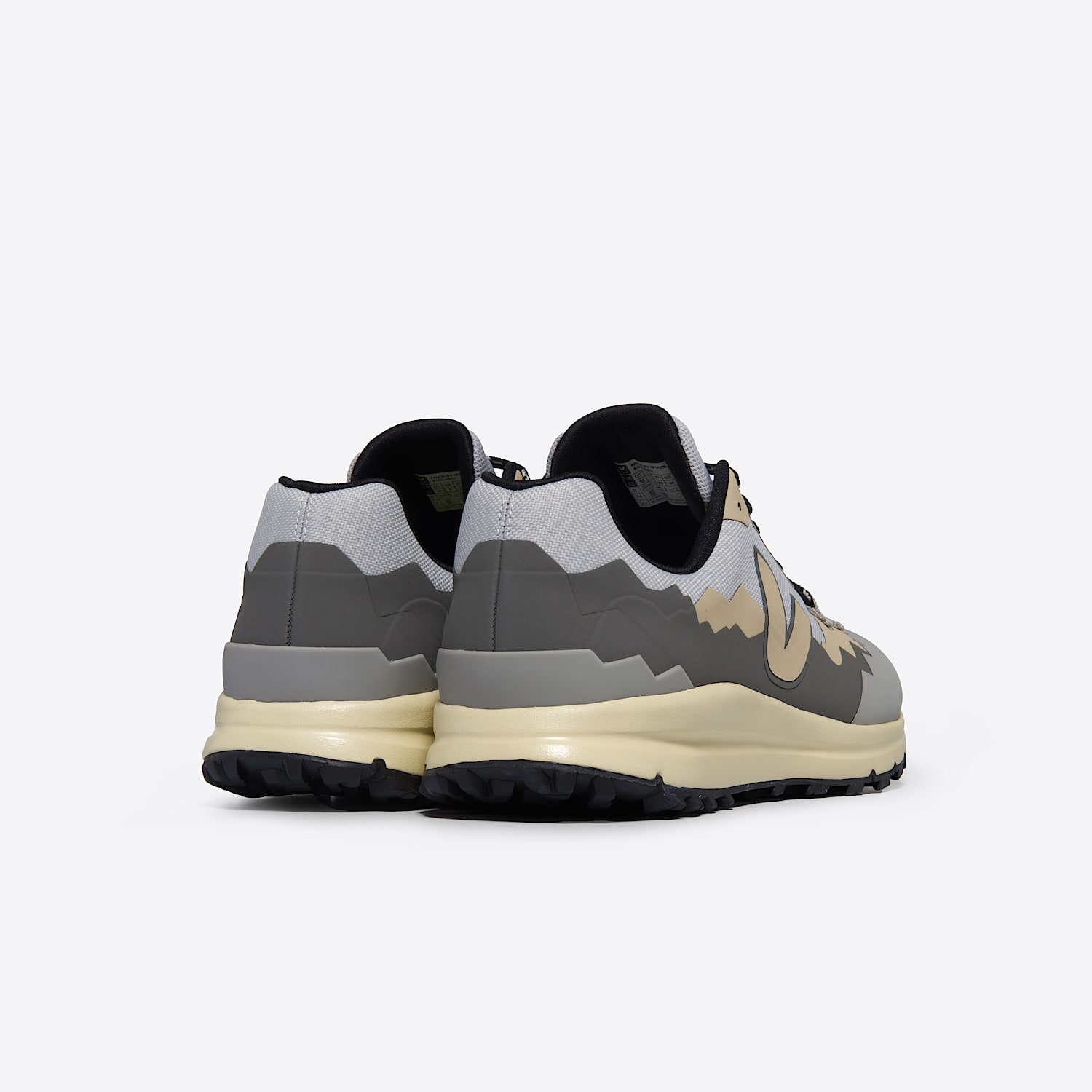 Veja FITZ ROY TREK-SHELL SHARK ALMOND