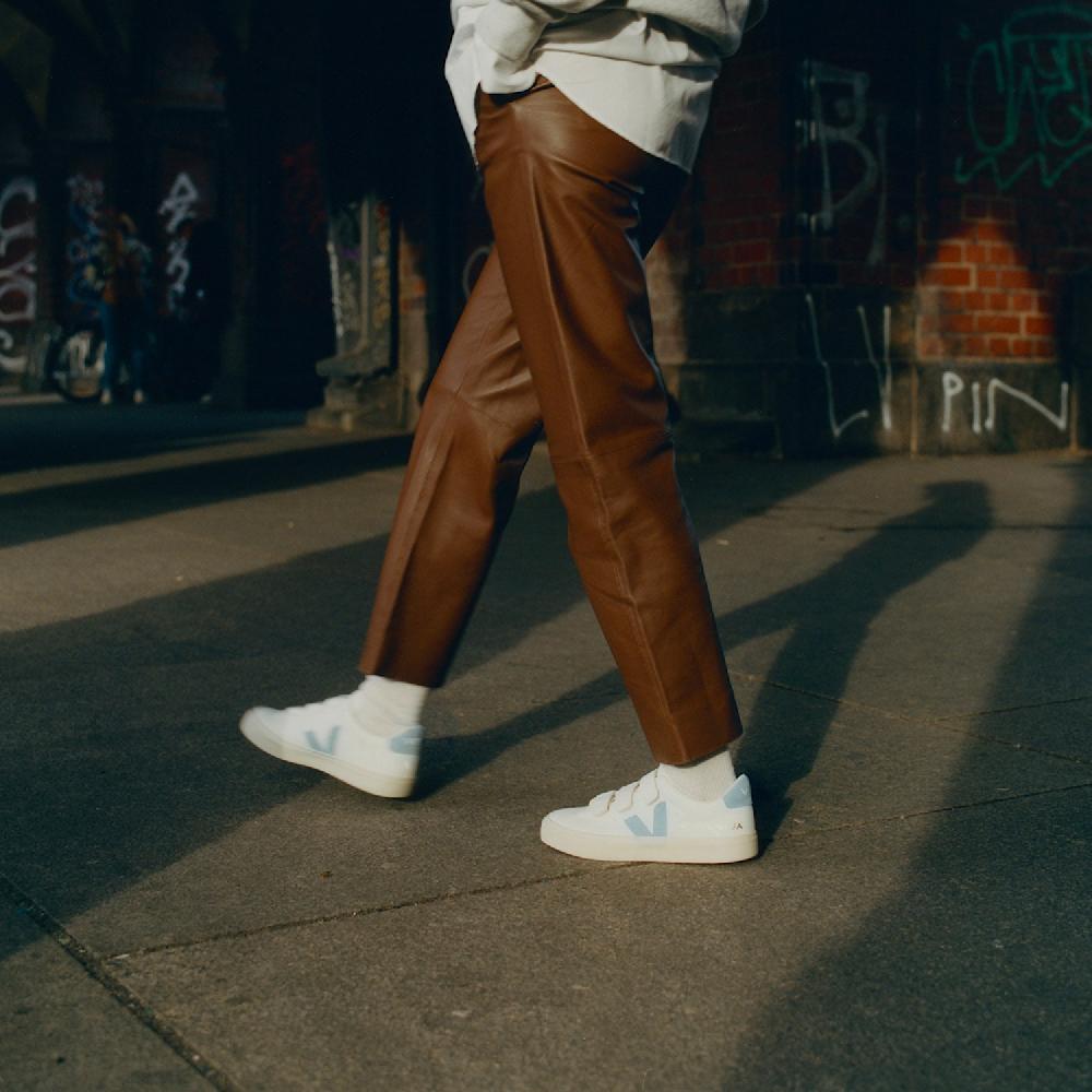 Veja RECIFE LEATHER WHITE STEEL