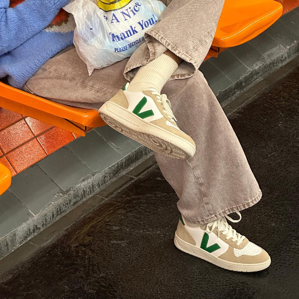 Veja V-10 LEATHER WHITE EMERAUDE SAHARA