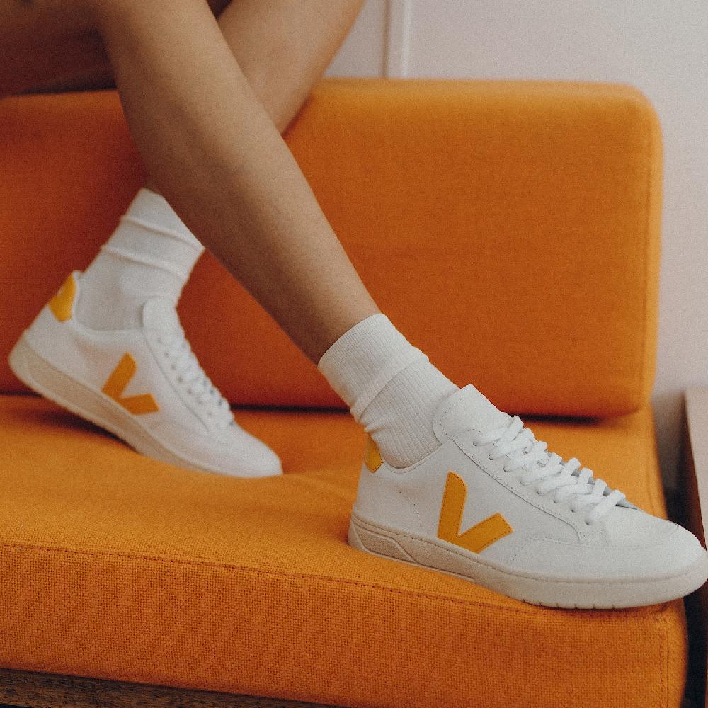 Veja V-12 LEATHER WHITE OURO