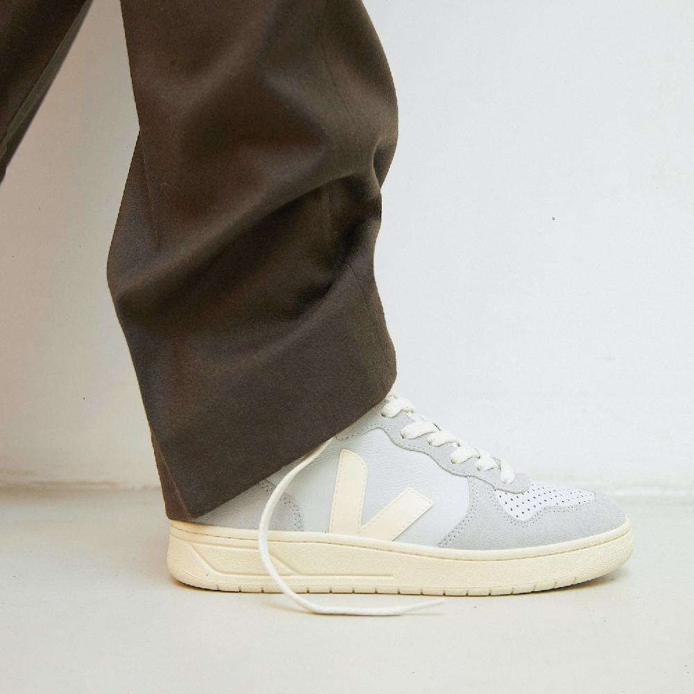 Veja V-15 LEATHER PEARL CASHEW