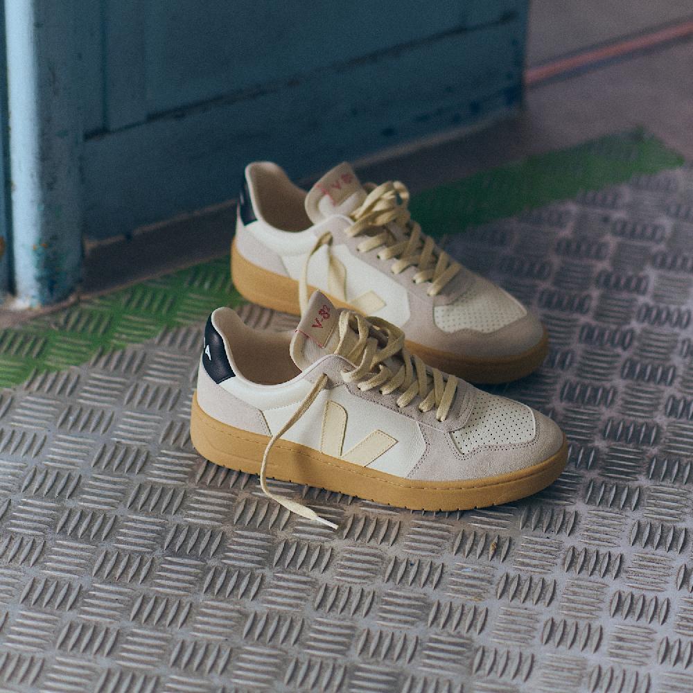 Veja V-82 LEATHER PURE CALCAIRE BLACK