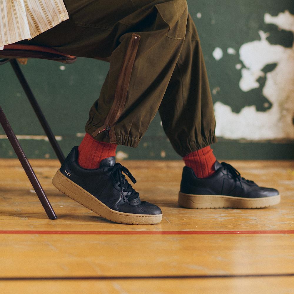 Veja V-90 LEATHER BLACK DUNE