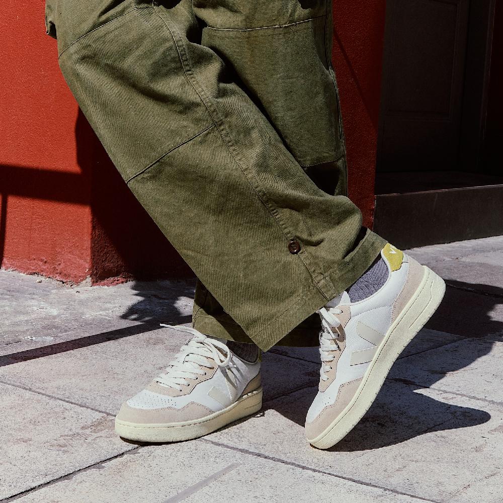 Veja V-90 LEATHER WHITE PIERRE LIQUOR