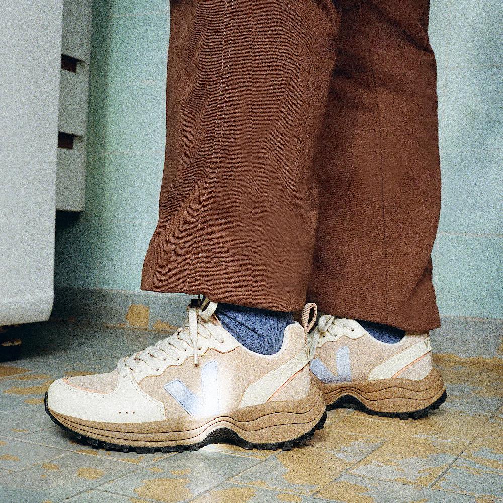 Veja VENTURI SUEDE ALMOND SWAN