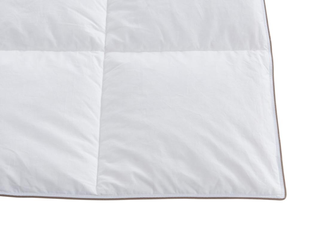 Vente Unique Couette Anti-acariens Enveloppe 100% Percale - 220 X 240 Cm - Garnissage Plumettes Et Duvet - 300 G/m2 - Blanc Passepoil Taupe - FEATH De PALACIO