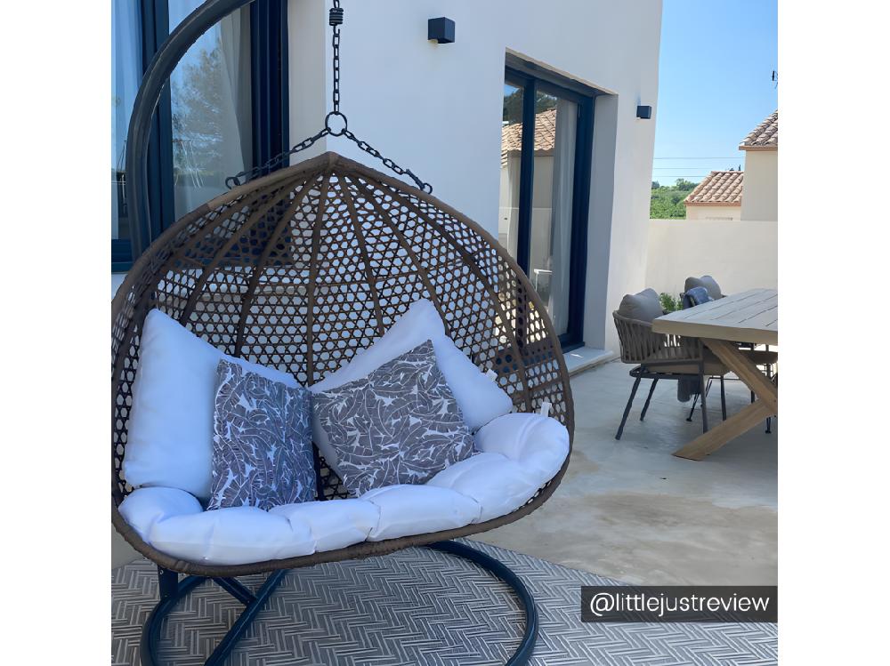 Vente Unique Fauteuil Suspendu 2 Places En Résine Tressée - Beige Et Coussin Blanc - VAHINA De MYLIA