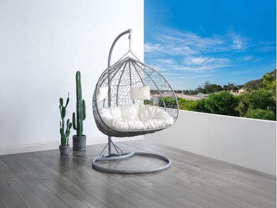 vente unique Fauteuil suspendu 2 places en résine tressée - Gris avec coussins blancs - CAYAMBE de MYLIA