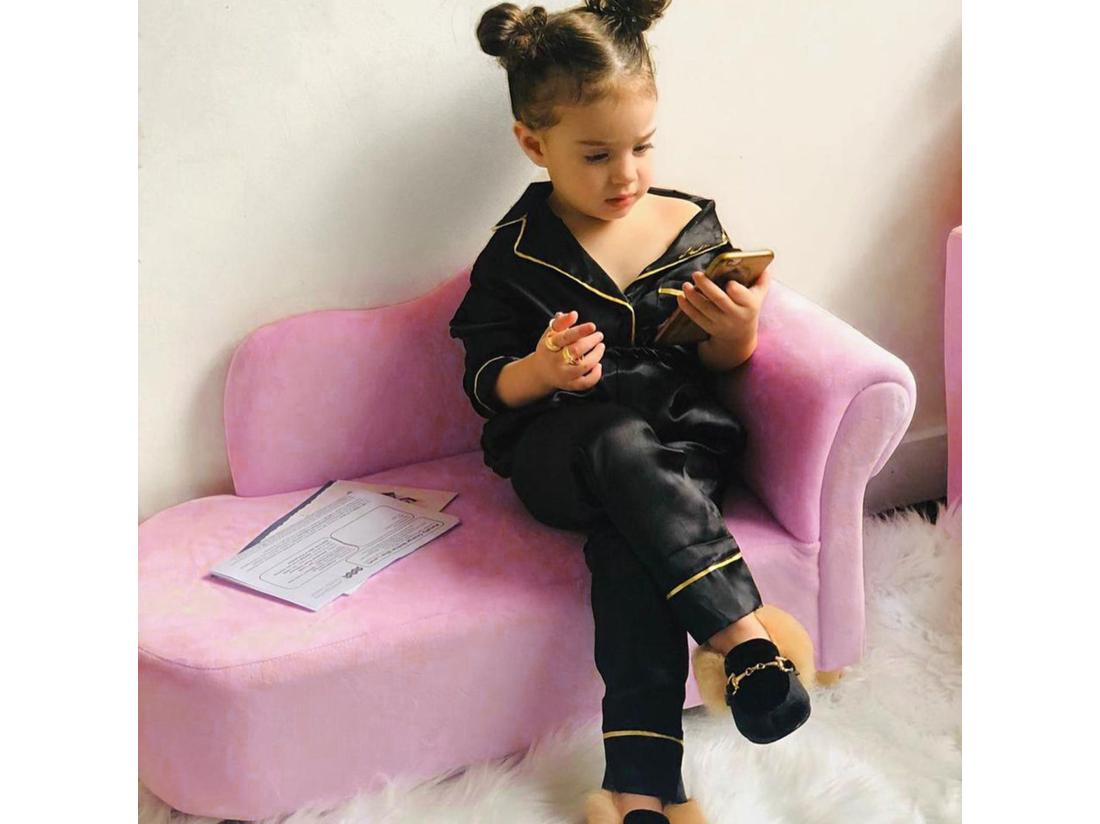 Vente Unique Méridienne Canapé Enfant Design Girly Piètement Bois Revêtement Grande Douceur Toucher Velours Rose