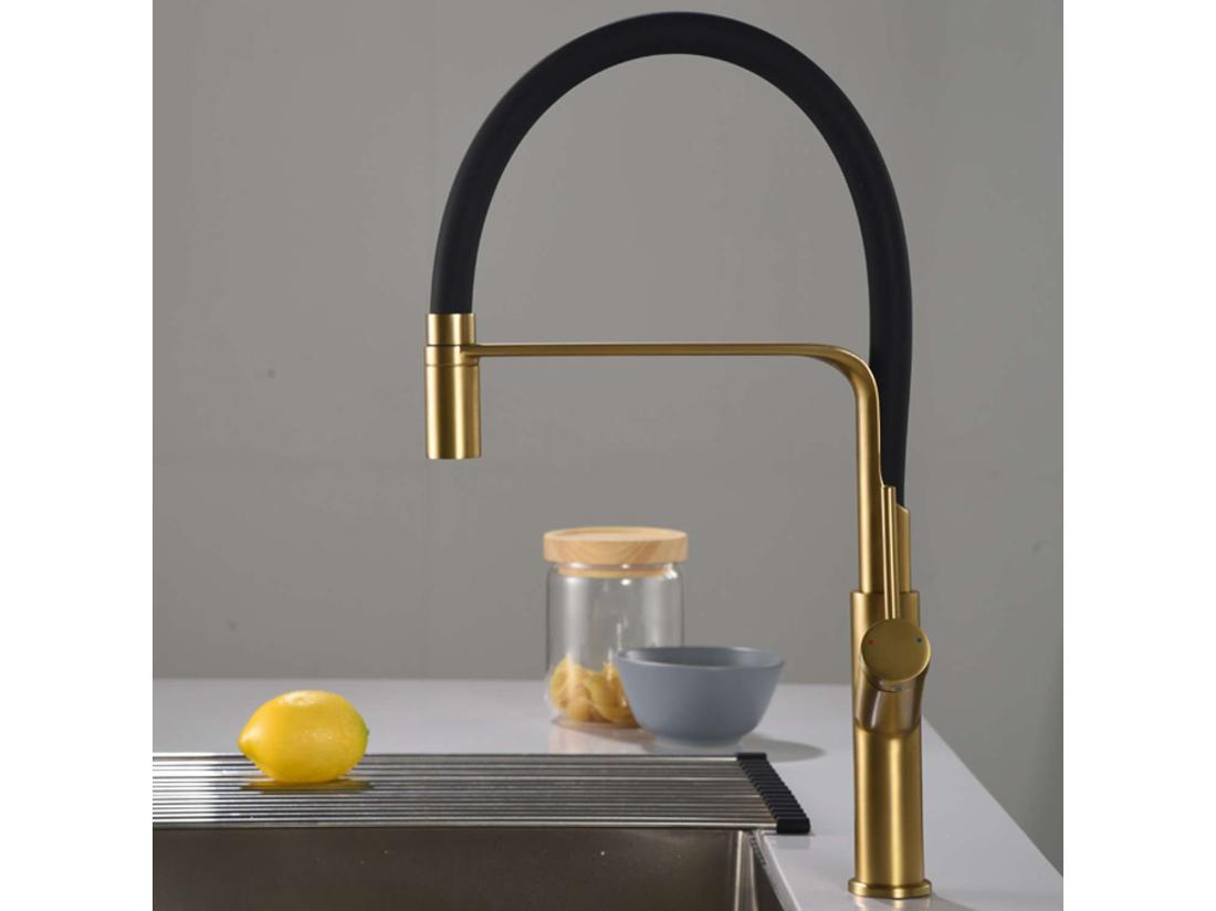 Vente Unique Mitigeur Cuisine Douchette IMEX SENA Or Brossé (PVD) Corps En Laiton Et Bec Flexible En Noir Mat Cartouche Céramique De 30 Mm