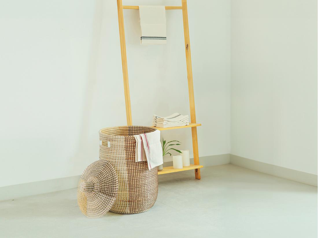 vente unique Panier en jonc de mer avec couvercle - D. 39 x H. 71 cm - Naturel jaune et blanc - JALIO