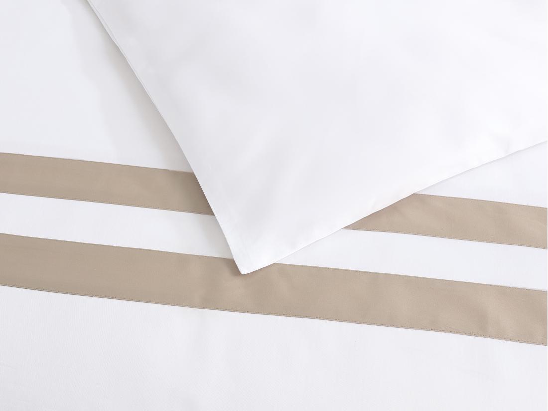 Vente Unique Parure De Lit En Satin 100% Coton 120 Fils/cm² - Housse De Couette 240 X 260 Cm + 2 Taies D'oreiller 65 X 65 Cm - Blanc Bordure Taupe - ELORA De PALACIO