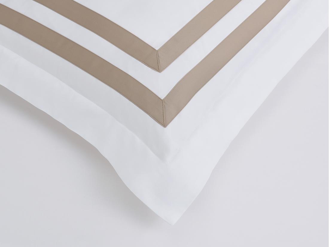 Vente Unique Parure De Lit En Satin 100% Coton 120 Fils/cm² - Housse De Couette 240 X 260 Cm + 2 Taies D'oreiller 65 X 65 Cm - Blanc Bordure Taupe - ELORA De PALACIO