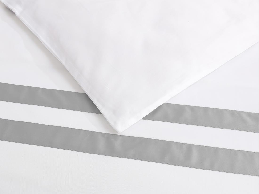Vente Unique Parure De Lit En Satin 100% Coton 120 Fils/cm² - Housse De Couette 240 X 260 Cm + 2 Taies D'oreiller 65 X 65 Cm - Blanc Bordure Grise - ELORA De PALACIO