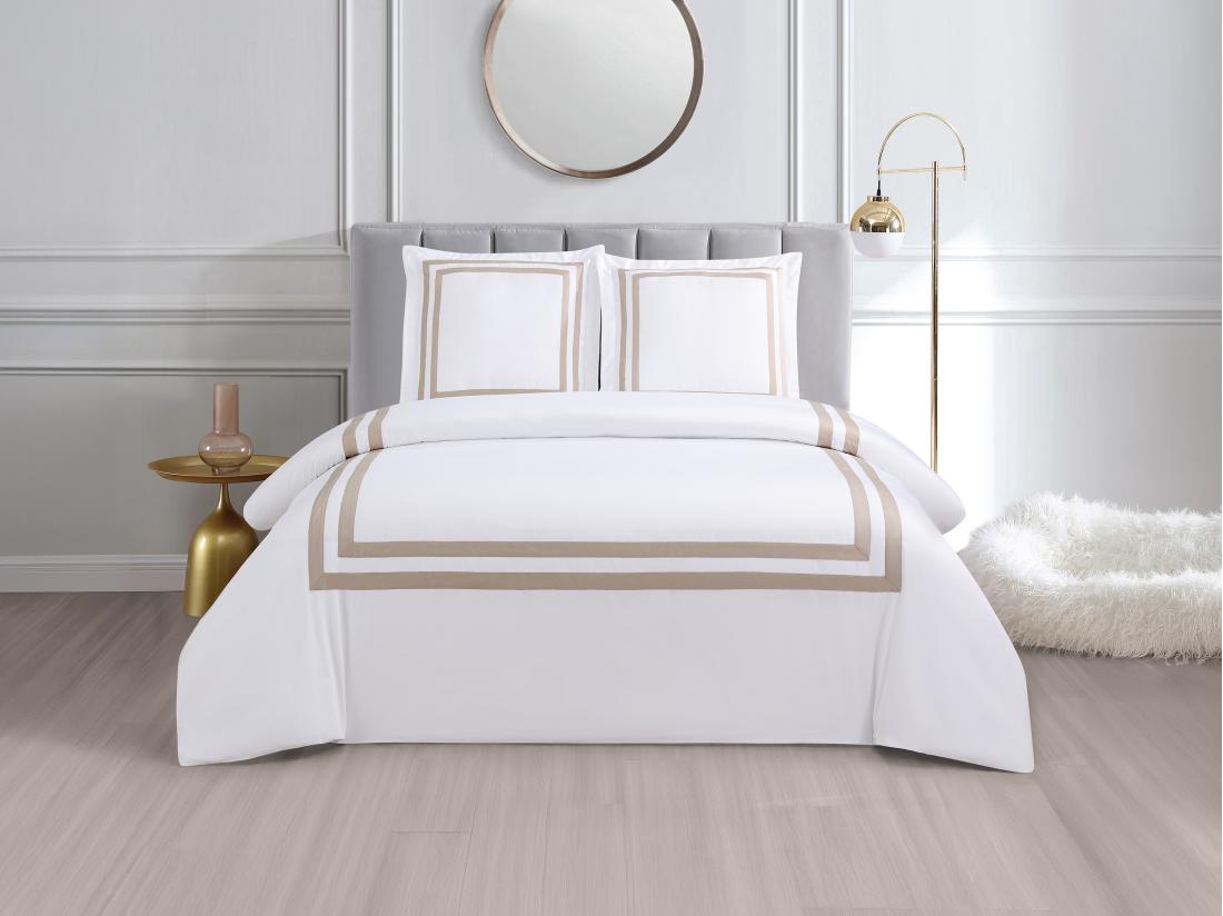 vente unique Parure de lit en satin 100% coton 120 fils/cm² - Housse de couette 240 x 260 cm + 2 taies d'oreiller 65 x 65 cm - Blanc bordure taupe - ELORA de PALACIO