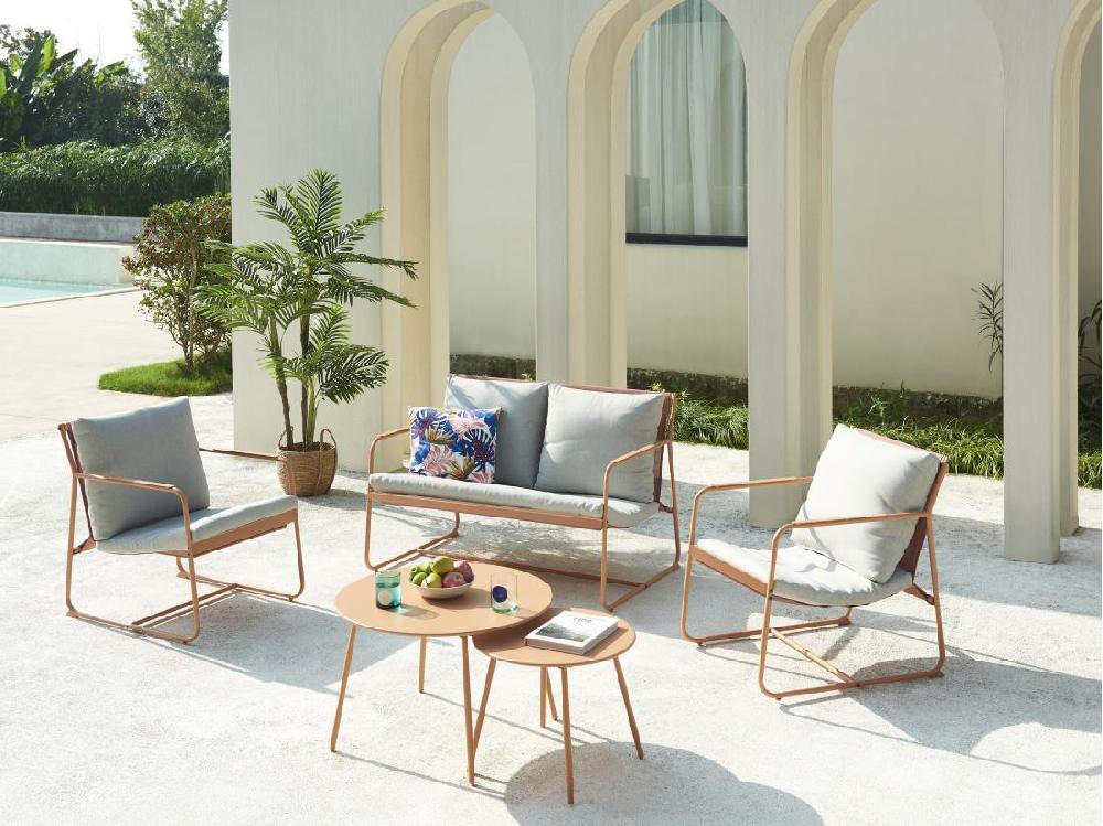vente unique Salon de jardin en acier : 1 canapé 2 places 2 fauteuils et 2 tables basses - Orange et coussins gris - LASIMO de MYLIA