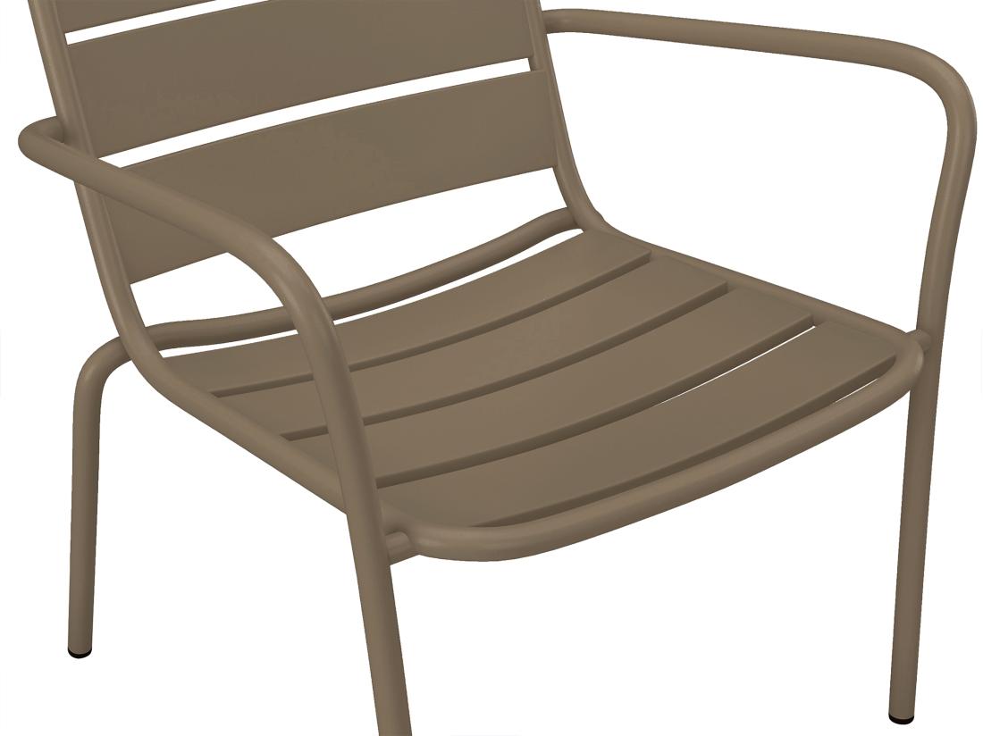 Vente Unique Salon De Jardin En Métal - 2 Fauteuils Bas Empilables Et Une Table D'appoint Ronde - Taupe - MIRMANDE De MYLIA