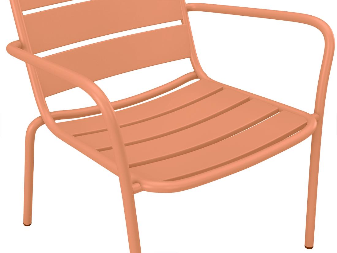 Vente Unique Salon De Jardin En Métal - 2 Fauteuils Bas Empilables Et Une Table D'appoint Ronde - Orange Clair - MIRMANDE De MYLIA