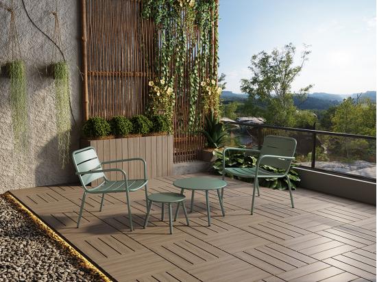 vente unique Salon de jardin en métal - 2 fauteuils bas empilables et tables gigognes - Vert amande - MIRMANDE de MYLIA