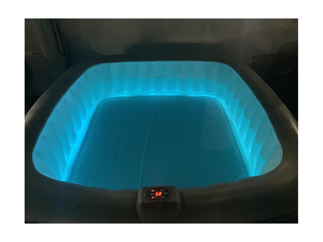 Vente Unique Spa Gonflable 4 Places Carré - Sunspa - Bandeau LED Inclus - Dimensions : 155 X 155 Cm